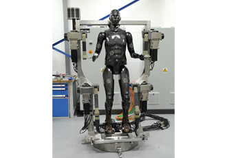 Robot mannequin ‘Porton Man’ moves with igus 